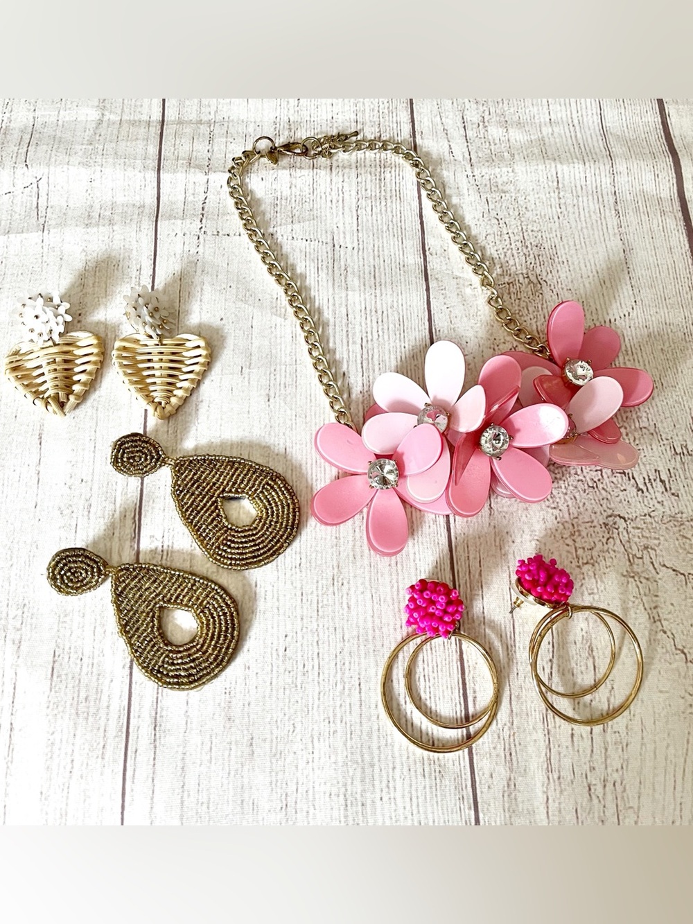 Costume jewelry set of 3 earrings/necklace